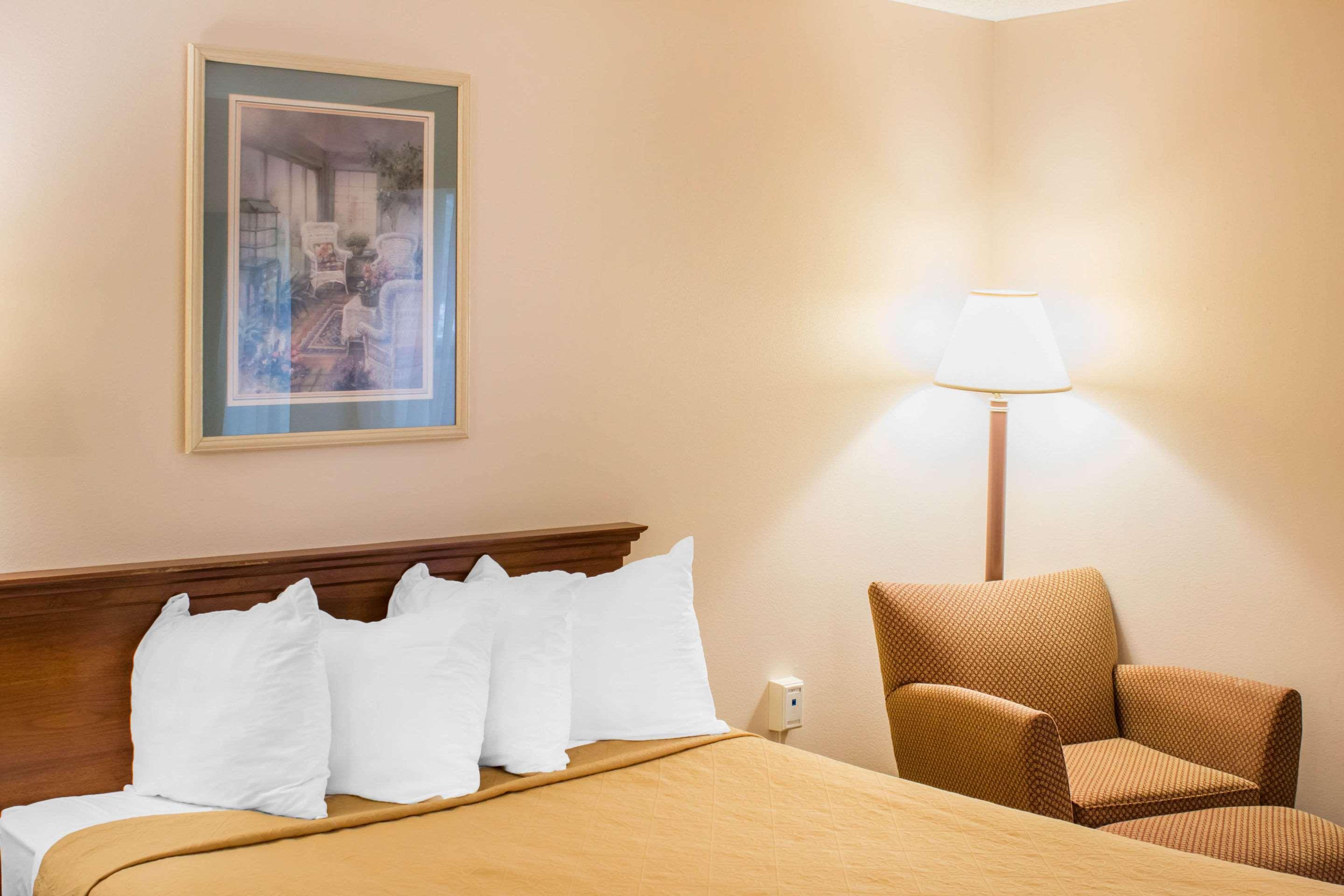 Econo Lodge Роли Экстерьер фото