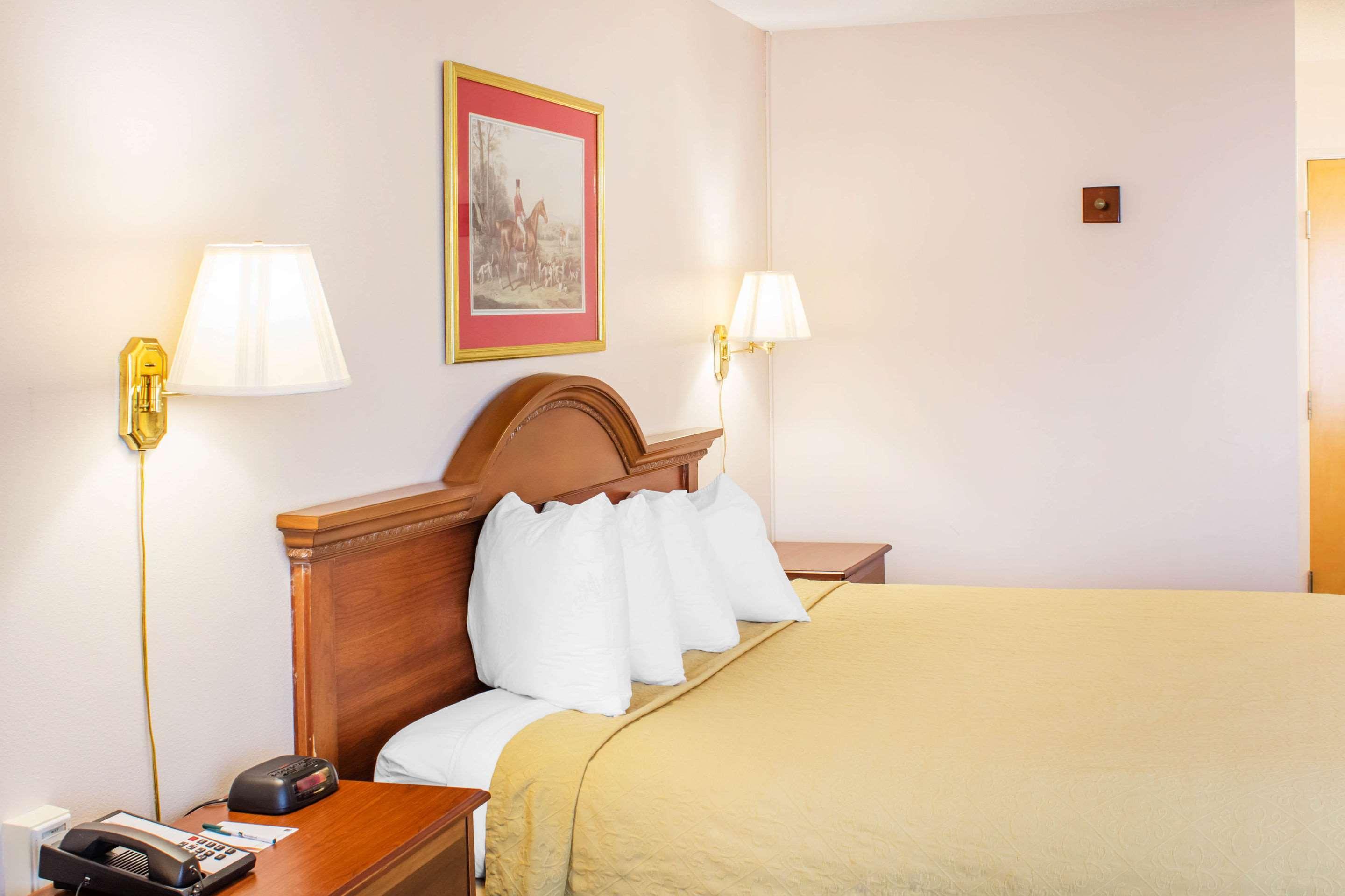 Econo Lodge Роли Экстерьер фото