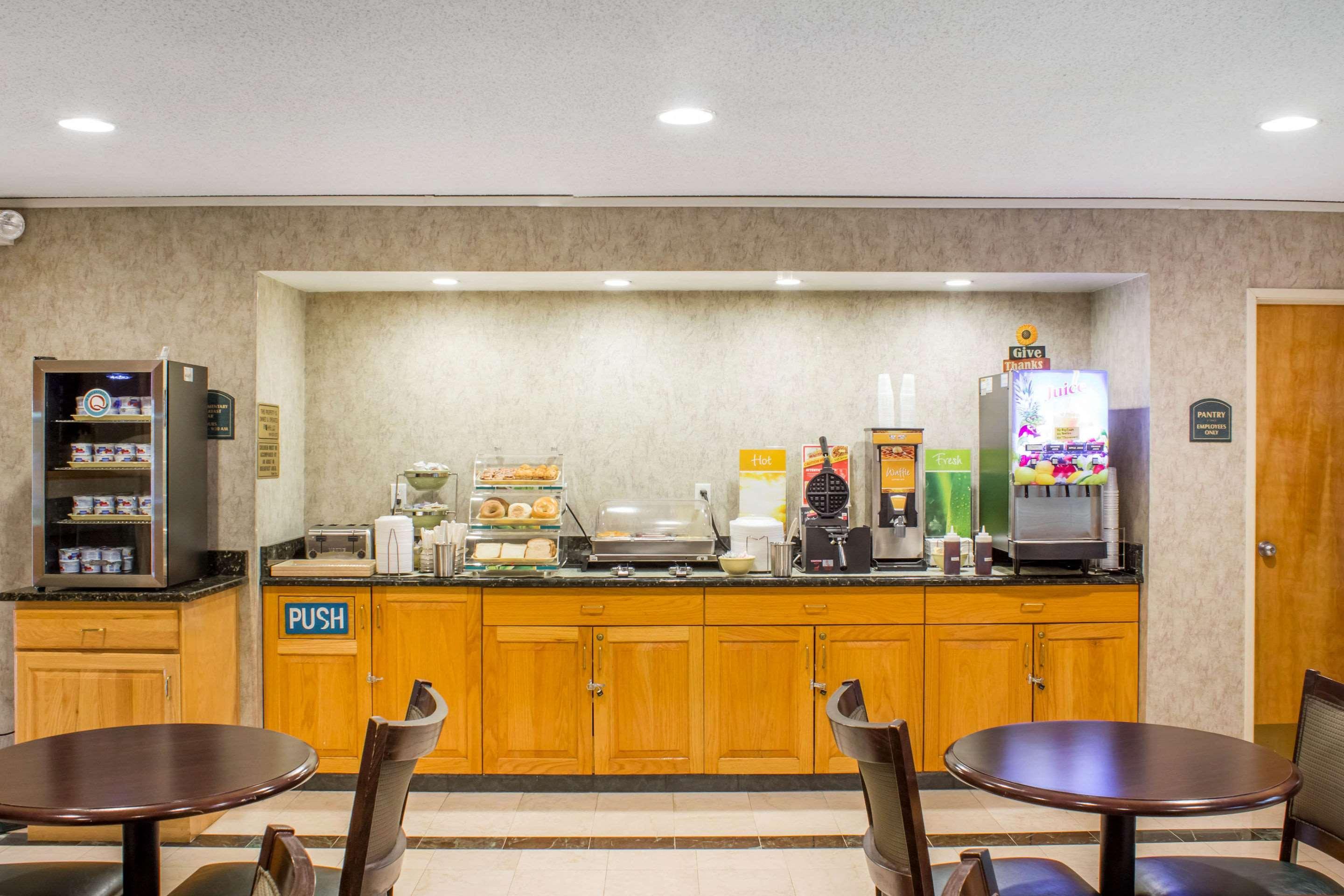 Econo Lodge Роли Экстерьер фото