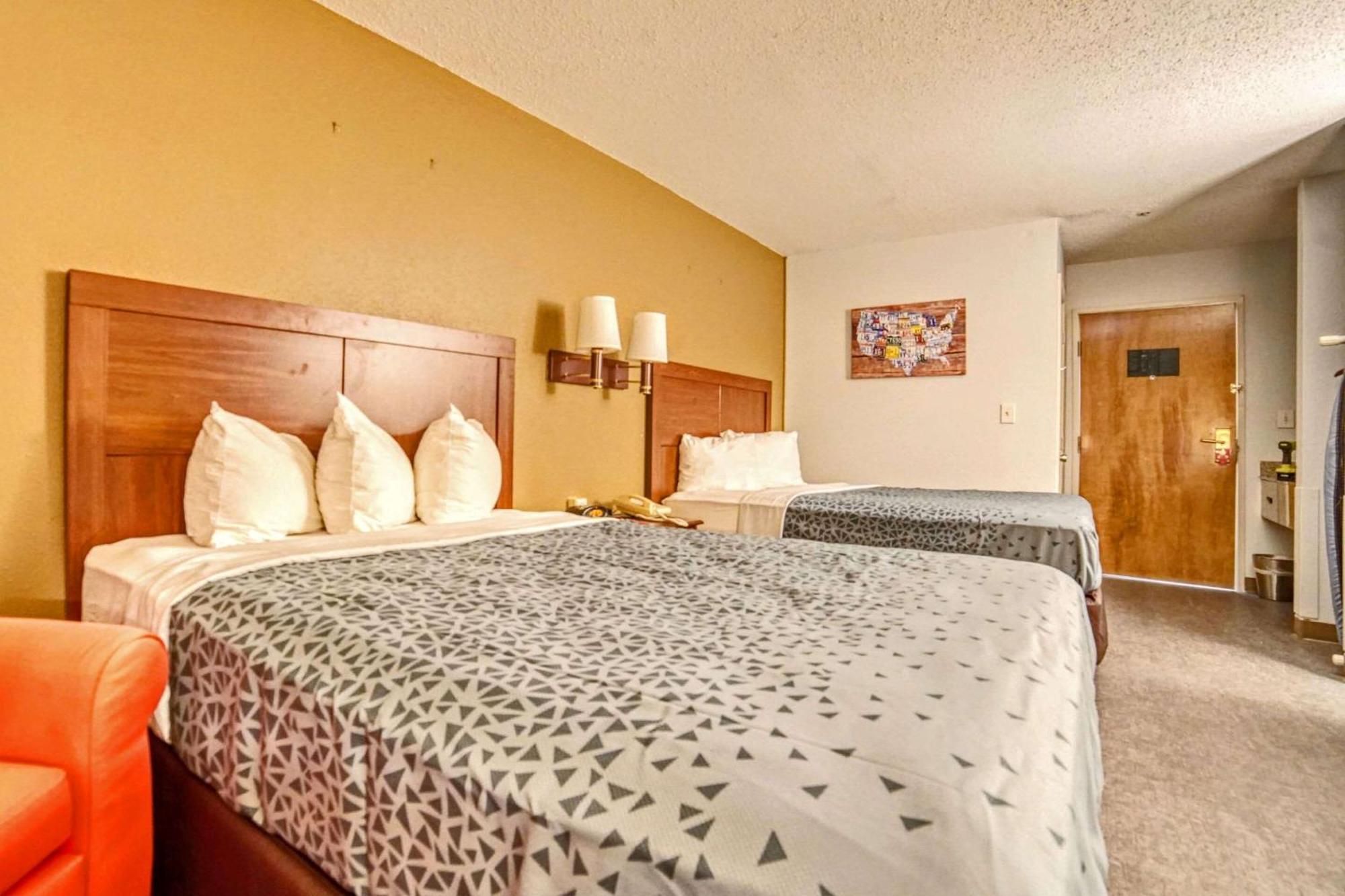 Econo Lodge Роли Экстерьер фото
