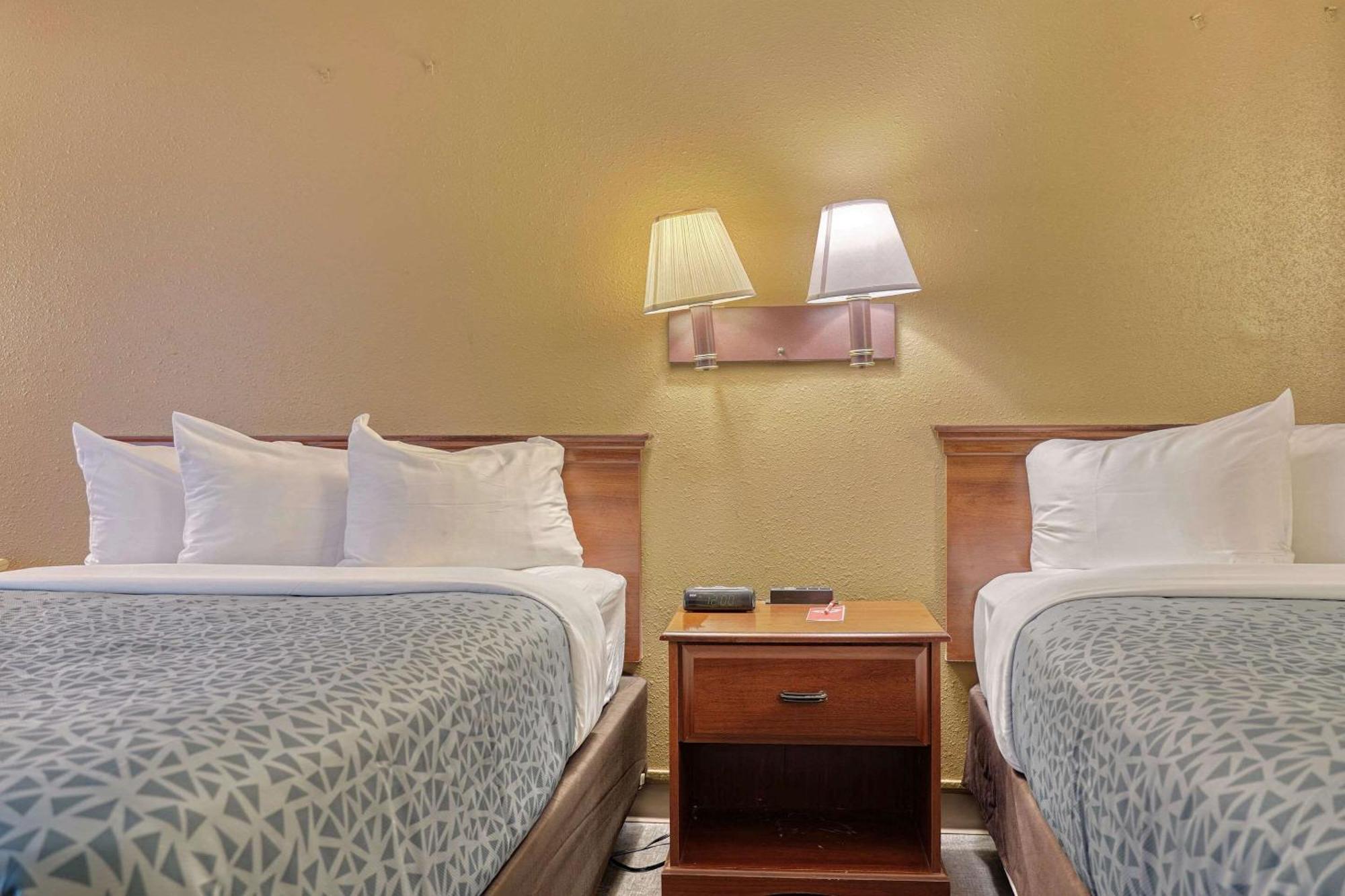 Econo Lodge Роли Экстерьер фото