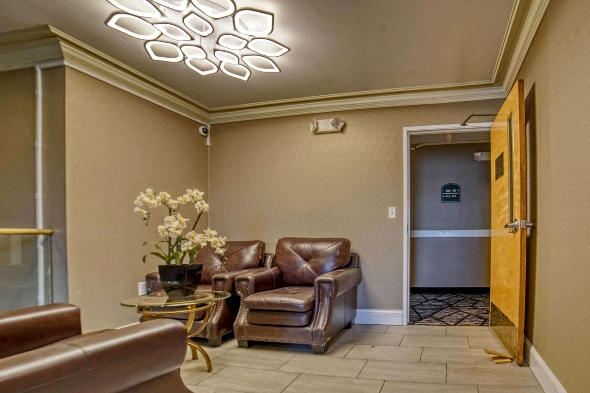 Econo Lodge Роли Экстерьер фото